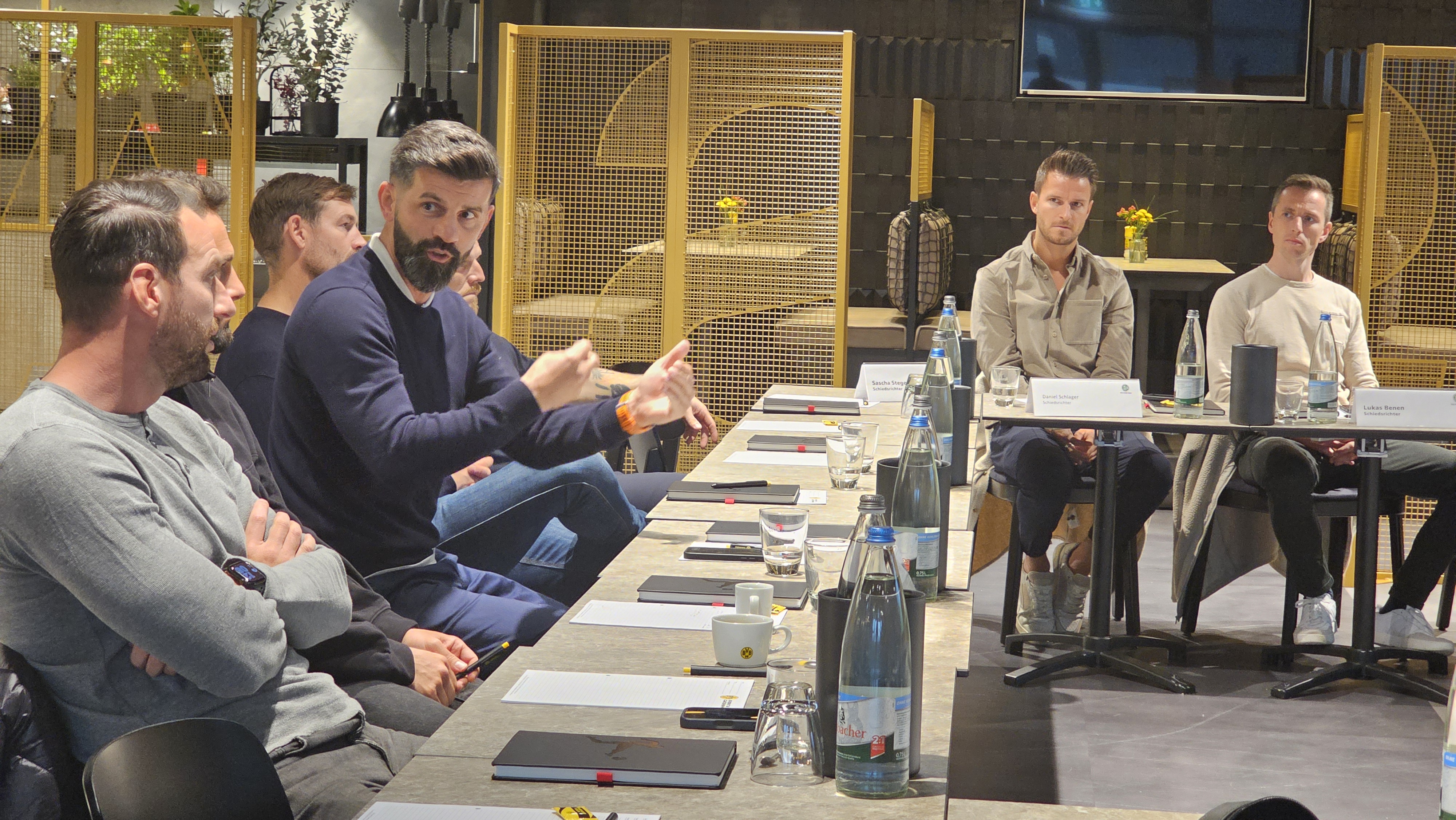 Trainer und Schiedsrichter der Bundesliga und 2. Bundesliga treffen sich zum Austausch