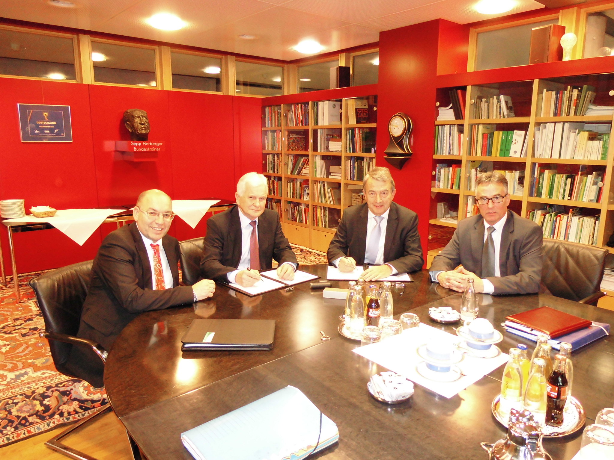 BDFL und DFB erneuern Kooperationsvertrag für die Trainerfortbildung